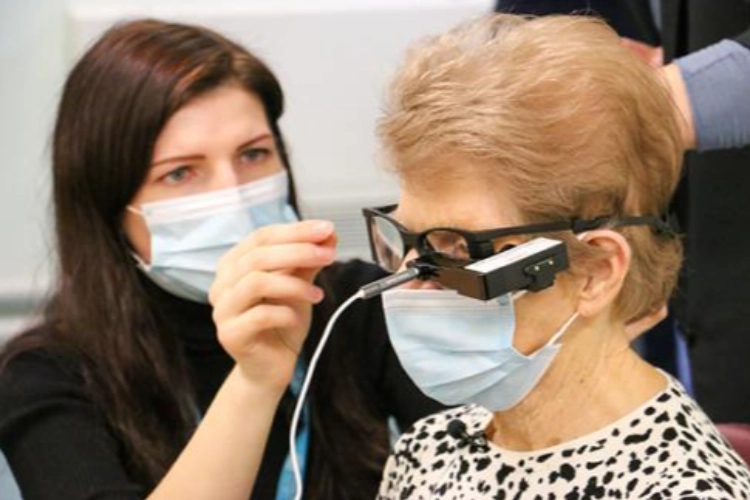 El implante de un ojo biónico permite detectar señales visuales a personas con DMAE